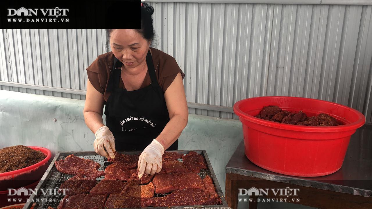 Người phụ nữ Gia Lai 25 năm luyện món đặc sản bò một nắng trên vùng chảo lửa